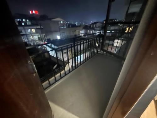 balcone con vista sulla città di notte di The Olive Inn a Shillong