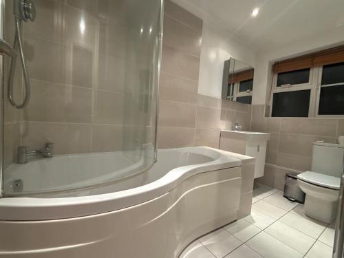 Et badeværelse på Spacious 4 Bed house in cul-de-sac location