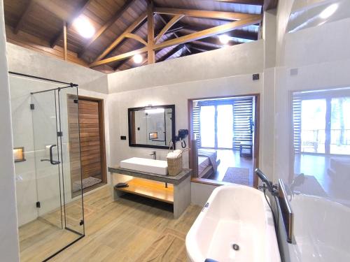 乌纳瓦图纳塞雷娜的阳台酒店的带浴缸、水槽和镜子的浴室