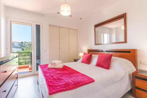 Postel nebo postele na pokoji v ubytování Sol Garajau Apartment by Atlantic Holiday