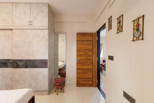 Imagine din galeria proprietății Villa Amber by StayJade Private Pool Garden2BHK în Berikai