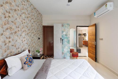 Un pat sau paturi într-o cameră la Villa Amber by StayJade Private Pool Garden2BHK