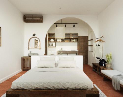 um quarto com uma grande cama branca em um quarto em Old Quarter Center - 3 beds- Netflix - Big Balcony em Hanói