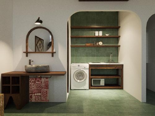 uma cozinha com pia e máquina de lavar em Old Quarter Center - 3 beds- Netflix - Big Balcony em Hanói