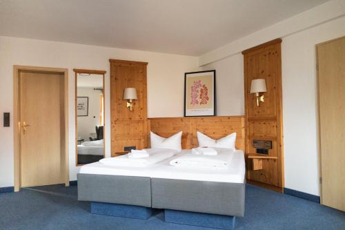 Ένα ή περισσότερα κρεβάτια σε δωμάτιο στο Gasthof zum goldenen Schiff - Lehm, Stil & Altstadtflair