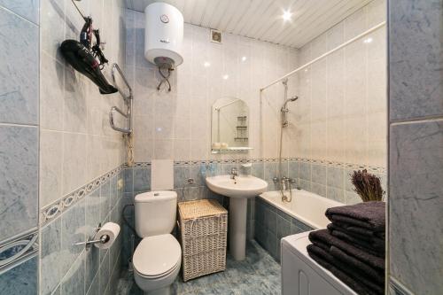モスクワにあるLux Apartment Berezhkovskaya Naberezhnaya, 4のバスルーム(トイレ、洗面台、バスタブ付)