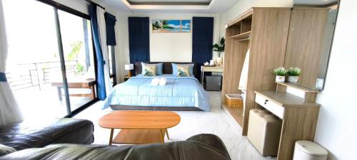 他朗Leamsai Whisper Home的房间里有一张床和一张桌子的卧室