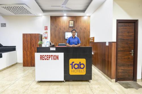 Ο χώρος του λόμπι ή της ρεσεψιόν στο FabHotel Red Ark Inn