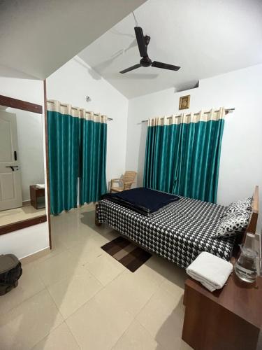 En eller flere senge i et værelse på GURI Homestay