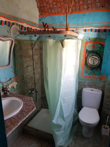 ein Badezimmer mit Toilette und Waschbecken in der Unterkunft Seheil Antique House in Jazīrat Salūjah