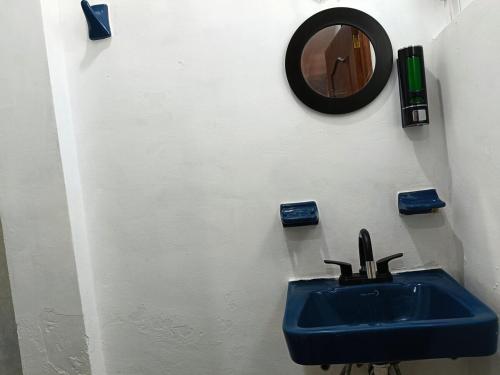 a bathroom with a blue sink and a mirror at Cerca de pirámides, bancos, centros, UDLA, paradas in Cholula