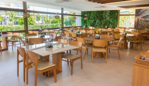 Restaurace v ubytování Mana Beach Experience Muro Alto C219