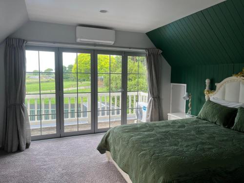 Ένα ή περισσότερα κρεβάτια σε δωμάτιο στο Greenhill Country Stay - Private Pool & Easy Highway Access