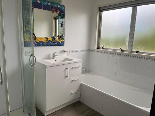 Ένα μπάνιο στο Greenhill Country Stay - Private Pool & Easy Highway Access