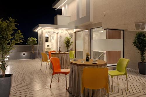 ムンバイにあるPlanet Boutique Hotelの椅子とテーブル付きの部屋