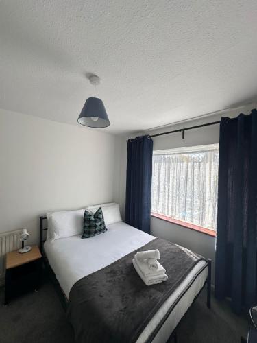 Ένα ή περισσότερα κρεβάτια σε δωμάτιο στο Entire 2 bed apartment - Up to 4 guest - 10 min from station & town centre