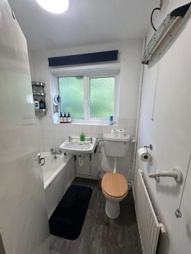 Ένα μπάνιο στο Entire 2 bed apartment - Up to 4 guest - 10 min from station & town centre
