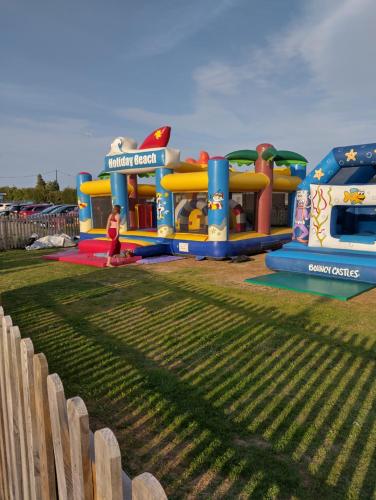 ein Kinderspielplatz mit Spielplatz in der Unterkunft Antonia's Place 337 California Sands in Scratby