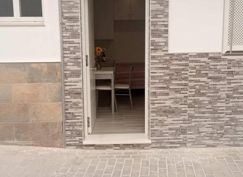 een open deur naar een eetkamer met een tafel bij Estudio cerca de la playa y del centro de conil in Conil de la Frontera
