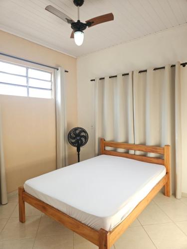 Postel nebo postele na pokoji v ubytování Casa com ar-condicionado no centro da cidade, bem localizada, 10min da praia a pé