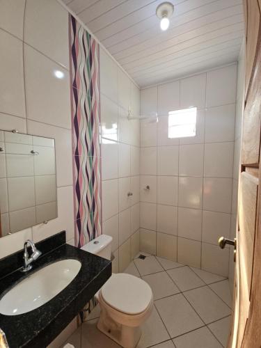 Koupelna v ubytování Casa com ar-condicionado no centro da cidade, bem localizada, 10min da praia a pé