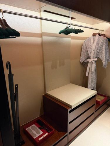 eine Vitrine in einem Zimmer mit einem Kleiderschrank in der Unterkunft 澳门高奢酒店套房特价一折起预定 in Macau