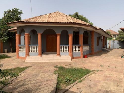 Jeng's paradaise green house في Sukuta: شرفة ذات سقف من القرميد على مبنى