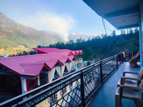 Vista generica sulle montagne o vista sulle montagne dall'interno dell'affittacamere