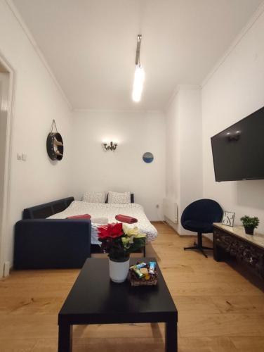 Postel nebo postele na pokoji v ubytování Stylish apartment, top center with private Sauna