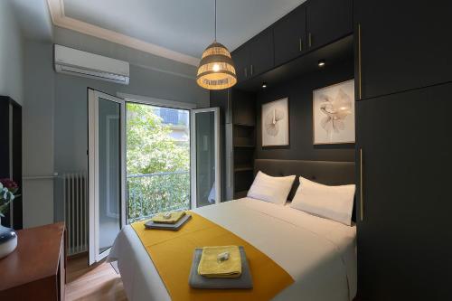 Charming Acropolis Flat with stunning Roof Terrace في أثينا: غرفة نوم بسرير كبير عليها صينية