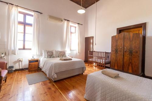 Una cama o camas en una habitación de White House Guest Farm