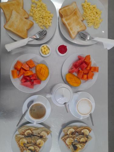 ミリッサにあるLavender mirissaのさまざまな食べ物が盛られた皿が並んだテーブル