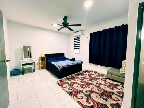 ein Schlafzimmer mit einem Bett und einem Deckenventilator in der Unterkunft D'Aleena Homes PR1MA 2 Sungai Petani - Homestay in Sungai Petani