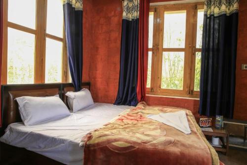 列城Eco Friendly Guest House的窗户和床罩的客房内的一张床位