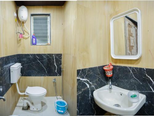 un bagno con lavandino, WC e specchio di Twilight Stays ll R Villa 3BHK ll Swimming Pool ll AC ll BBQ a Lonavala