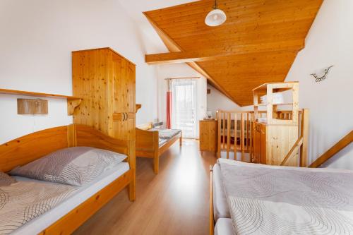 2 Etagenbetten in einem Zimmer mit Holzwänden in der Unterkunft Tatralandia - Apartmán ZOJA in Liptovský Mikuláš