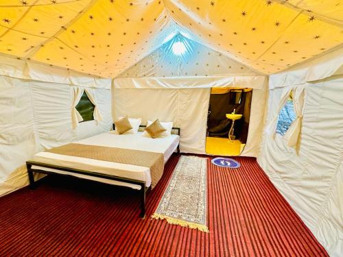 En eller flere senge i et værelse på Heritage view eco camps and restaurant