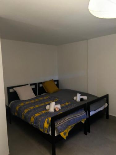 Ένα ή περισσότερα κρεβάτια σε δωμάτιο στο Villa Rose Pool Sea View Super Cannes