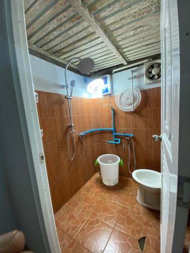 a bathroom with a shower and a toilet at บ้านเพื่อนโฮมสเตย์ เขาพนม 