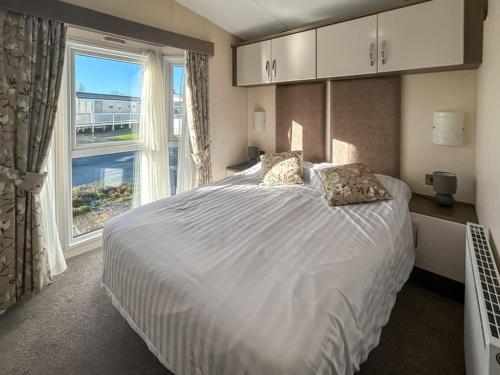 En eller flere senge i et værelse på Wendy's Coastal Haven