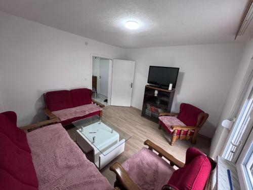 图兹拉Sweet Home的有两张沙发和一台电视的客厅