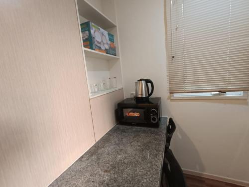 una cocina con licuadora en la parte superior de un mostrador en Affordable Private Studio Al Reem Island, en Abu Dabi
