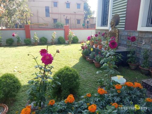 Κήπος έξω από το Swapno Chhobi