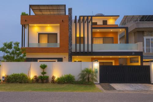 Haven Lodge Islamabad by Haven Holiday Homes - 7BR Family Home with Mountain View, BBQ