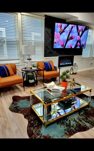 印第安纳波利斯Fountain Square Dream Dwelling的带咖啡桌和电视的客厅