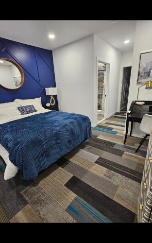 印第安纳波利斯Fountain Square Dream Dwelling的一间卧室配有蓝色的床和一张书桌