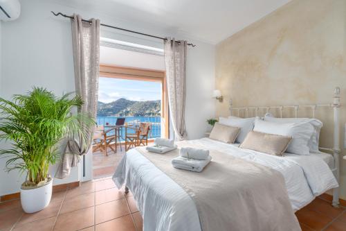 Postel nebo postele na pokoji v ubytování Niovi Seaview Apartments