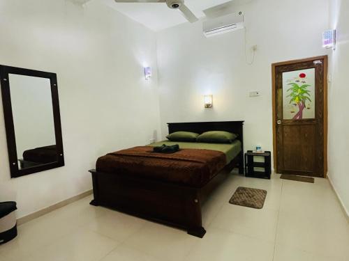 代尼耶耶Eco Villa - Sinharaja的一间卧室配有一张床和镜子