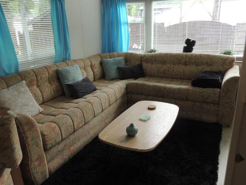 Χώρος καθιστικού στο Gezellig chalet op de Veluwe met omheinde tuin