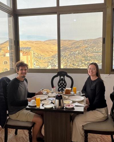 Nespecifikovaný výhled na hory nebo výhled na hory při pohledu z hostelu